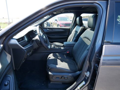 New 2025 Jeep Grand Cherokee L Altitude image 5