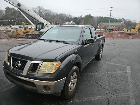 Used 2011 Nissan Frontier SV image 2