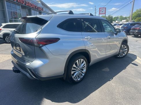 Used 2025 Toyota Highlander Platinum image 2