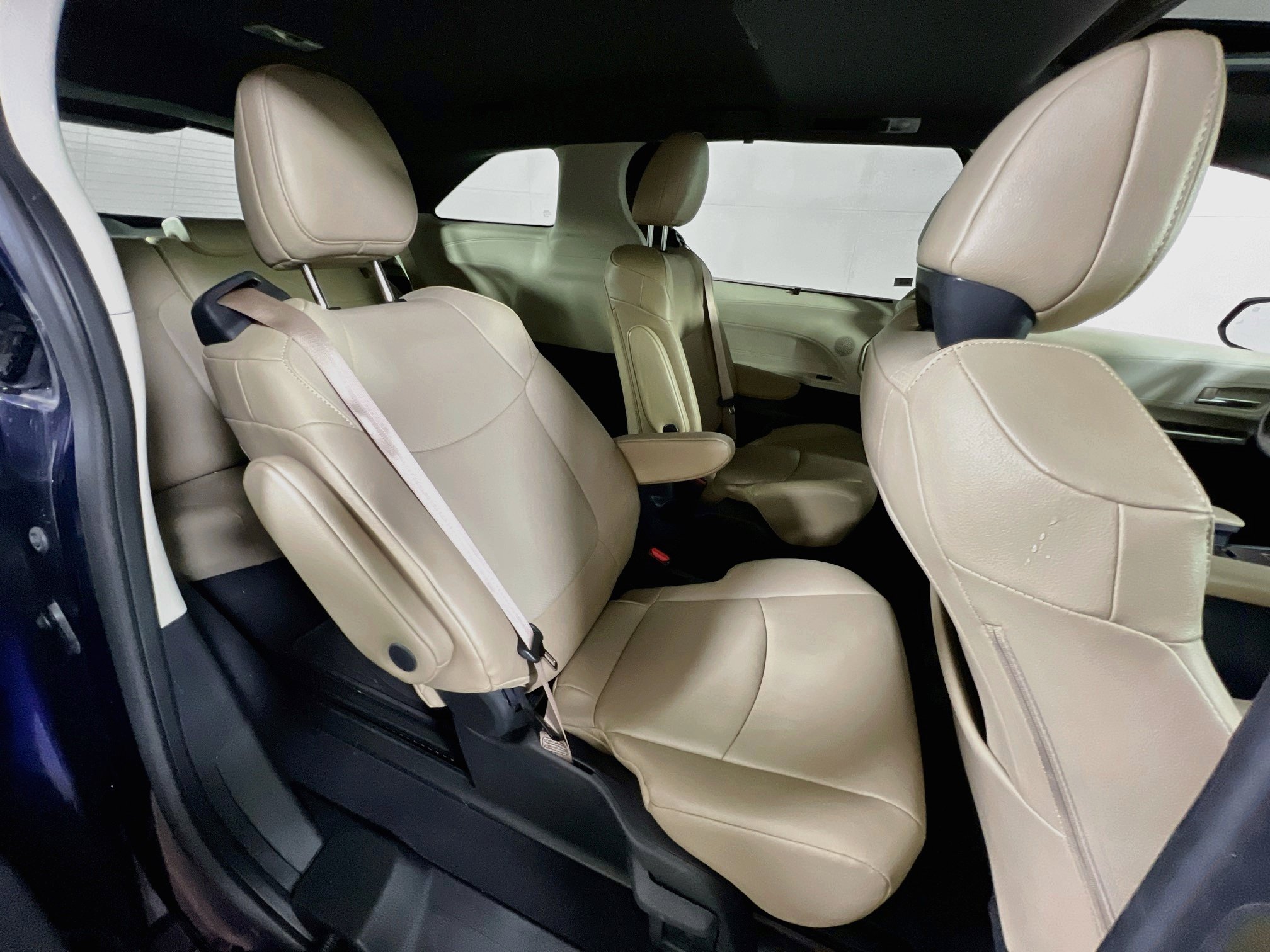 Used 2023 Toyota Sienna XLE FWD image 27