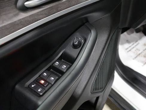 Certified 2023 Jeep Grand Cherokee Limited w/ Black Appearance Package AWD/4WD image 12
