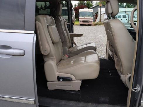 Used 2013 Chrysler Town & Country Touring FWD image 7
