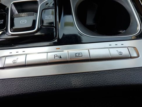 Used 2024 Kia Carnival EX FWD image 34