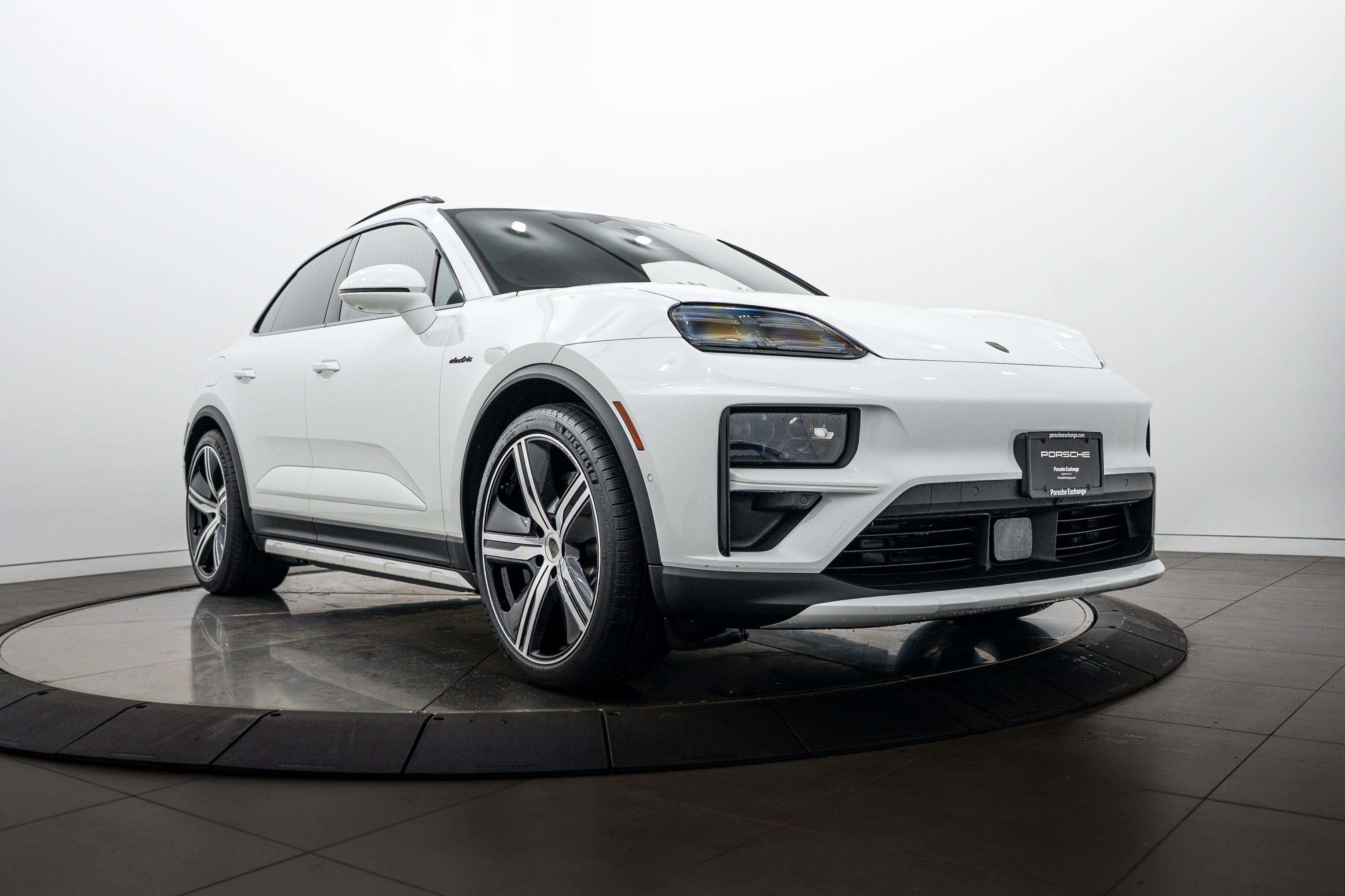 Certified 2025 Porsche Macan Turbo Electric AWD/4WD image 9
