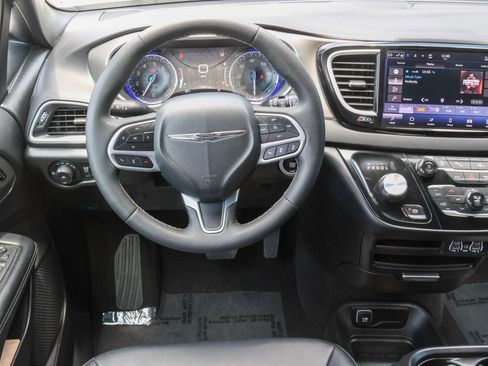 Used 2025 Chrysler Pacifica Select FWD image 19