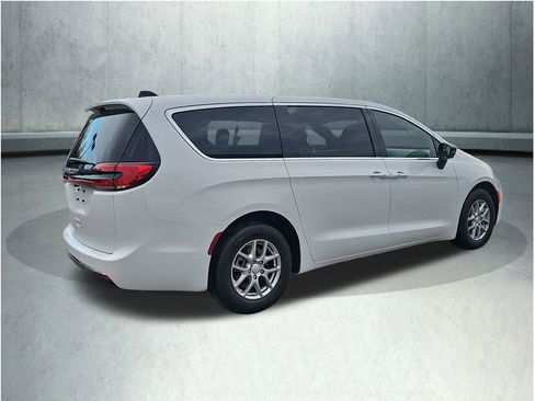 New 2026 Chrysler Pacifica Select image 5