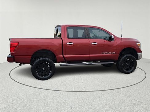 Used 2019 Nissan Titan SL image 3