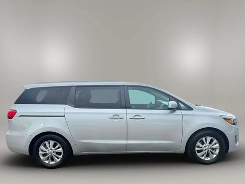 Used 2017 Kia Sedona LX w/ LX Essentials Premium Package FWD image 4