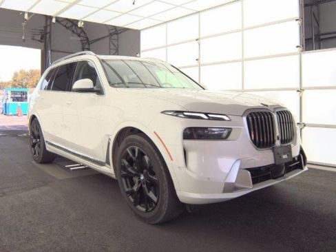 Used 2025 BMW X7 xDrive40i w/ Premium Package AWD/4WD image 5
