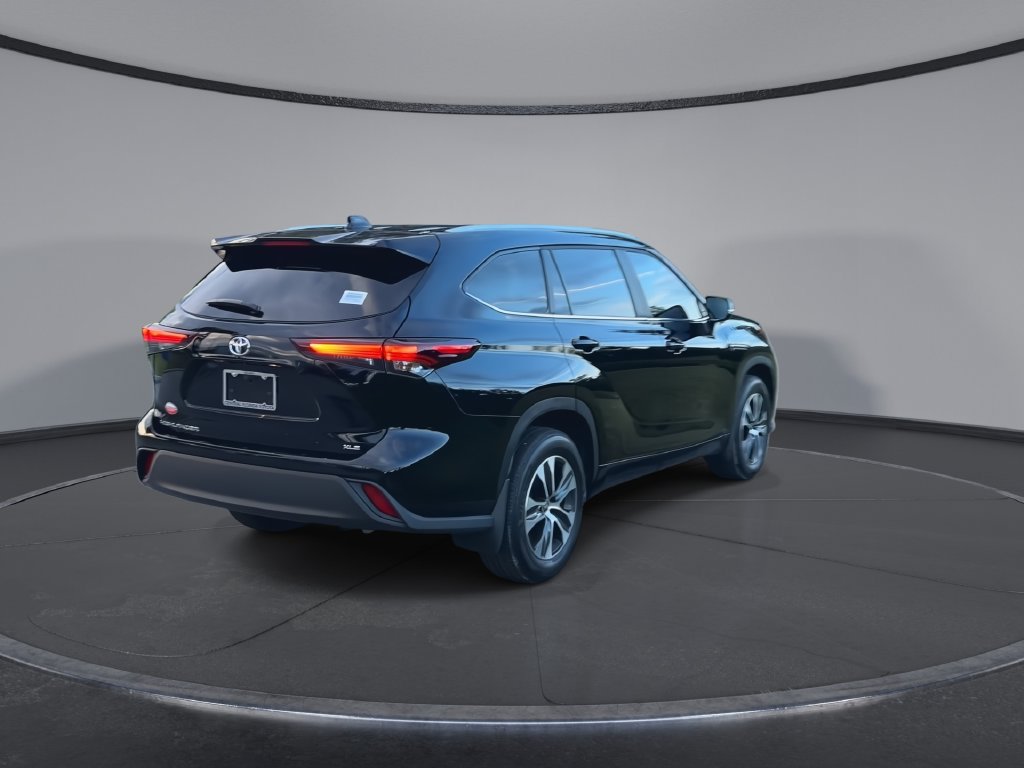 Certified 2025 Toyota Highlander XLE FWD image 8