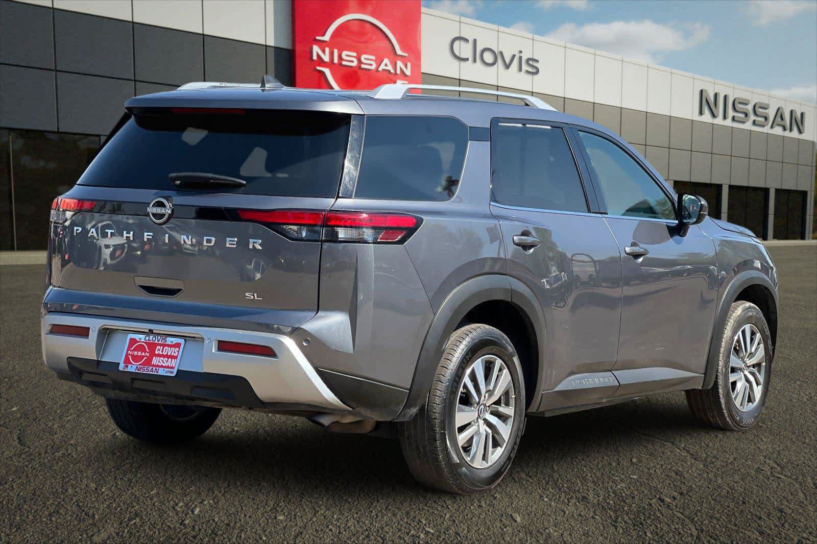 Used 2025 Nissan Pathfinder SL FWD image 3
