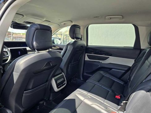 Used 2024 Lincoln Nautilus Premier image 9