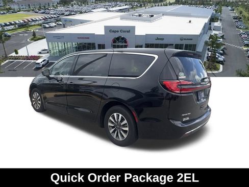 Used 2022 Chrysler Pacifica Touring-L FWD image 3