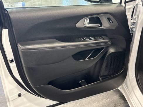 Used 2025 Chrysler Pacifica Select FWD image 13