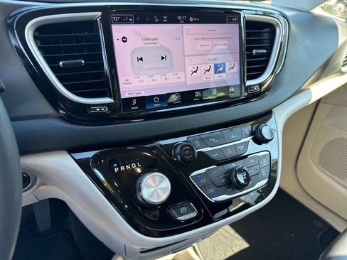 Used 2023 Chrysler Pacifica Touring-L FWD image 19