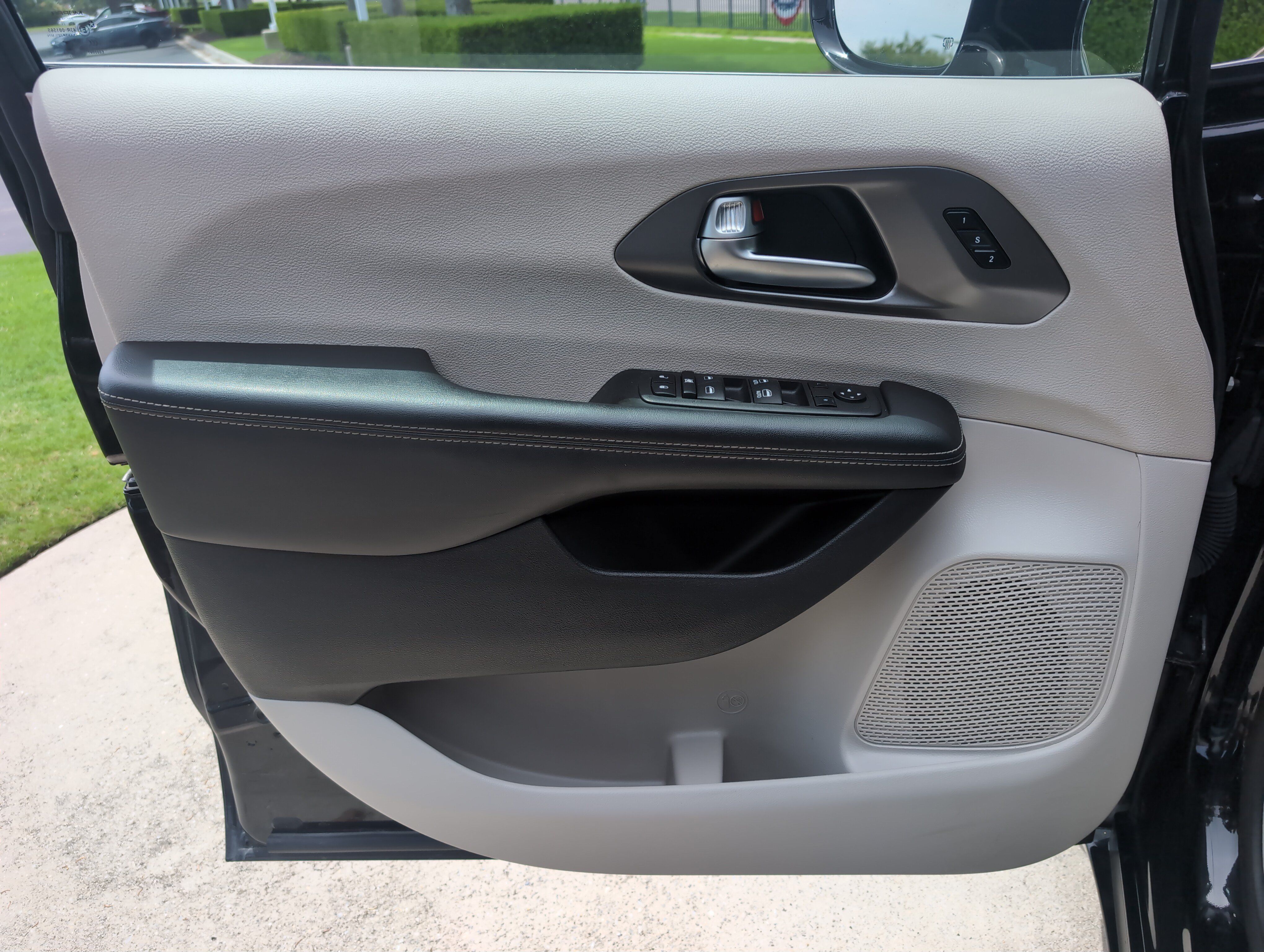Used 2024 Chrysler Pacifica Touring-L FWD image 14