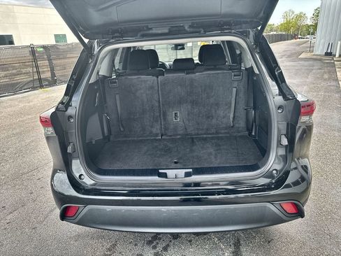 Used 2024 Toyota Highlander LE AWD/4WD image 32