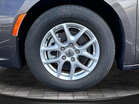 Used 2023 Chrysler Pacifica Touring-L FWD image 9