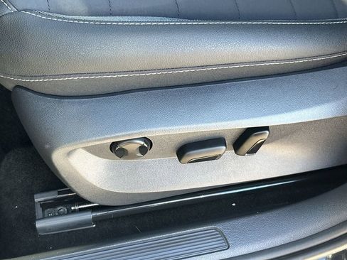 Certified 2025 Volkswagen Taos SE AWD/4WD image 17