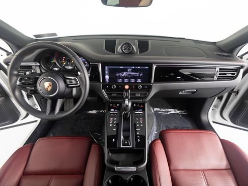 Certified 2026 Porsche Macan AWD/4WD image 33