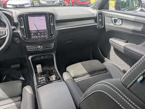 Certified 2025 Volvo XC40 B5 Plus AWD/4WD image 18