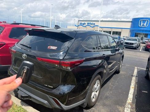 Used 2022 Toyota Highlander LE AWD/4WD image 3