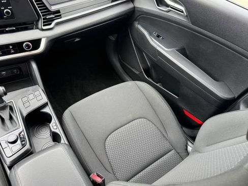 Used 2025 Kia Sportage LX FWD image 22