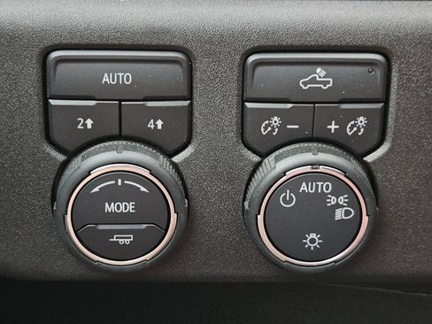 Used 2025 Chevrolet Silverado 1500 LT image 18