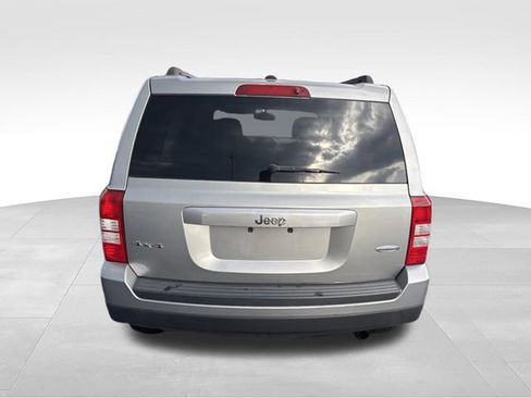 Used 2014 Jeep Patriot Latitude AWD/4WD image 6