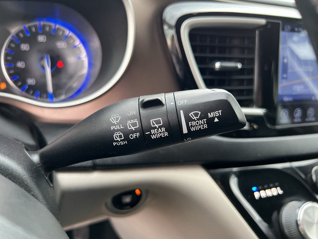 Used 2017 Chrysler Pacifica Touring-L FWD image 29