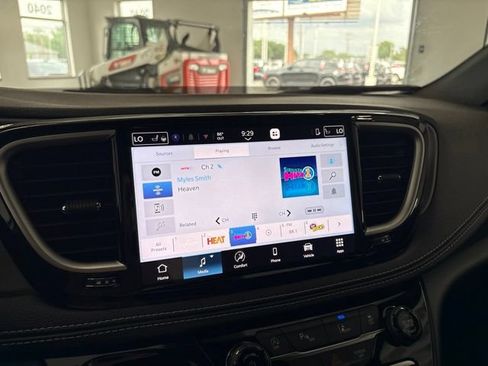 New 2027 Chrysler Pacifica Select AWD/4WD image 47