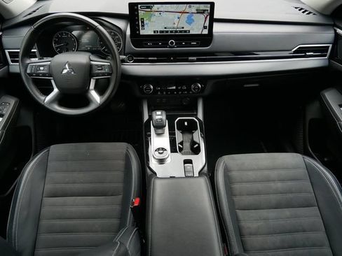Used 2025 Mitsubishi Outlander AWD image 12