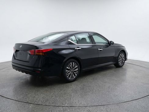 Used 2025 Nissan Altima 2.5 SV image 9