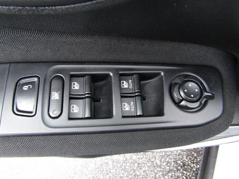 Used 2018 Jeep Renegade Latitude w/ Cold Weather Group image 11