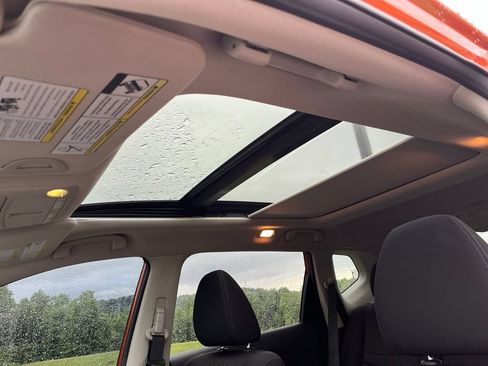 Used 2017 Nissan Rogue SV AWD/4WD image 7