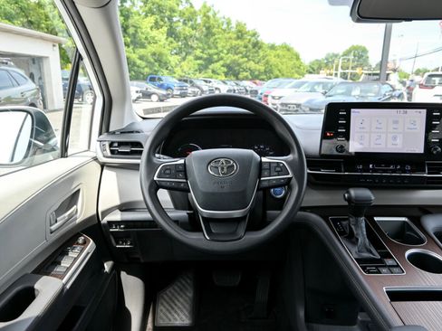 Used 2021 Toyota Sienna LE image 25