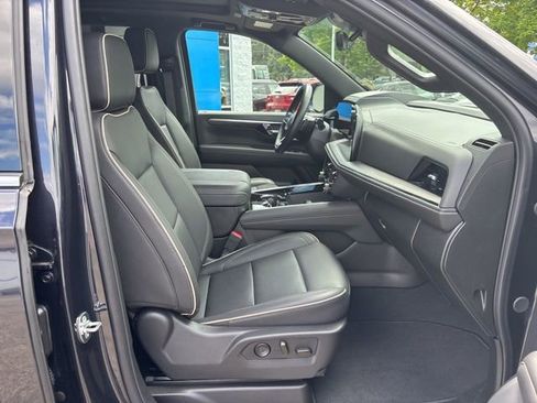 Used 2025 Chevrolet Suburban Premier AWD/4WD image 48