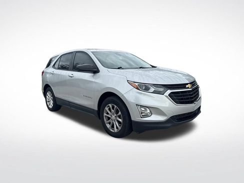 Used 2020 Chevrolet Equinox LS w/ LS Convenience Package FWD image 2