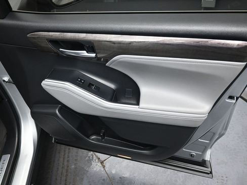 Used 2023 Toyota Highlander Limited image 43