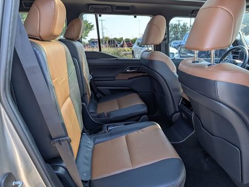 Used 2025 Lexus GX 550 w/ Accessory Package (2T) AWD/4WD image 32