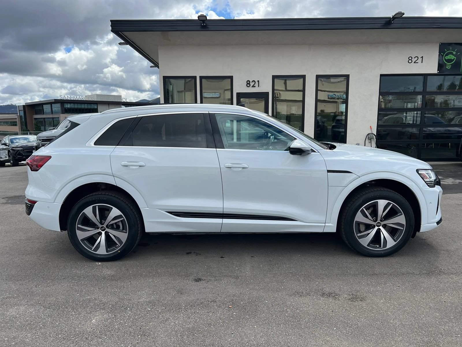 Used 2024 Audi Q8 e-tron Premium Plus AWD/4WD image 4