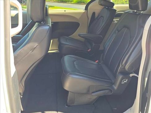 Used 2023 Chrysler Pacifica Touring-L FWD image 10