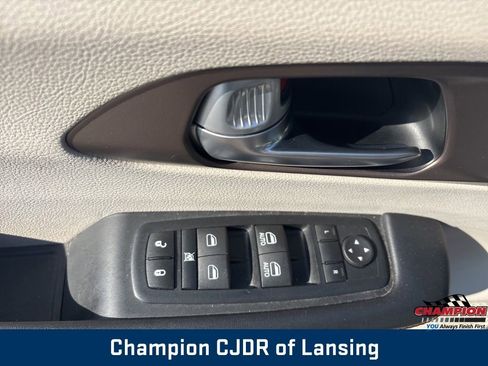 Used 2017 Chrysler Pacifica Touring FWD image 15