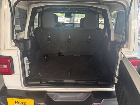 Used 2025 Jeep Wrangler Unlimited Sahara AWD/4WD image 30