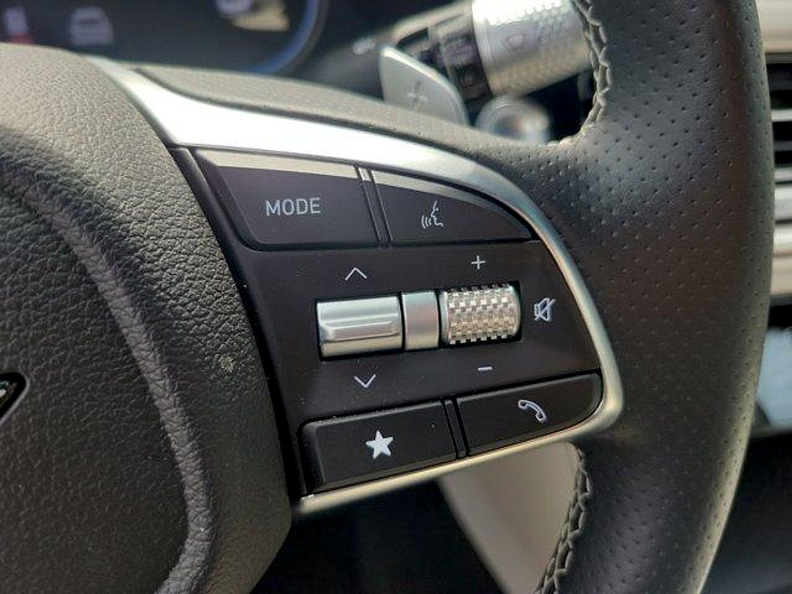 Used 2025 Genesis G70 2.5T RWD image 23