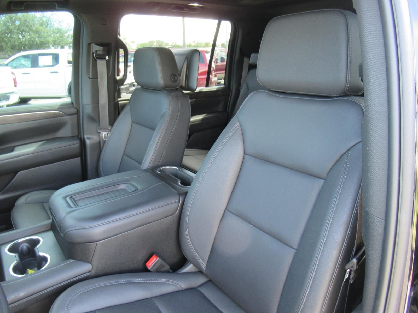 Used 2023 Chevrolet Suburban Z71 w/ Luxury Package AWD/4WD image 19