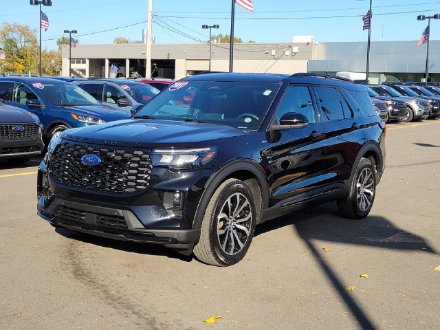 Certified 2025 Ford Explorer ST-Line AWD/4WD image 3