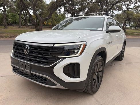 Used 2024 Volkswagen Atlas Cross Sport SE image 2