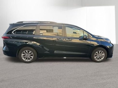 Certified 2022 Toyota Sienna XLE w/ XLE Plus Package image 11