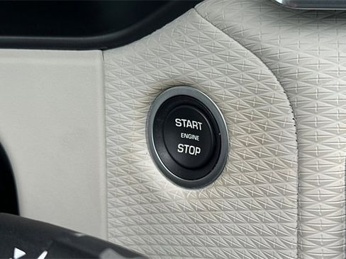 Used 2019 Land Rover Range Rover Velar S image 22